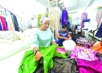 Norazam Ariffin mengemas butiknya di Sungai Isap, Kuantan.
– UTUSAN/SHAIKH AHMAD RAZIF SHAIKH MUSTAFA