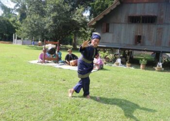 SALEHUDDIN Yaakob menunjukkan kemahiran bersilat sambil bercerita asal usul dan setiap gerak dalam Silat Lenggang Mak Janda 
di laman Rumah Sejarah Warisan Chenor di Maran, Pahang. – UTUSAN/SALEHUDIN MAT RASAD