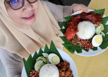 Roslatiny menghasilkan lebih 600 nasi lemak bungkus daun pisang setiap hari.