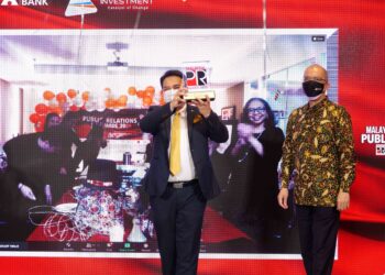 Pengasas dan Pengarah Urusan, bzBee Consult Sdn. Bhd., Prof. Mohd Said Bani C.M. Din menerima Anugerah Emas untuk kategori Komunikasi Isu dan Krisis dengan kempen “Skim Pajakan Persendirian: Sebagai Alternatif dalam Pembangunan Hartanah – Baik atau Buruk?” daripada Presiden dan Ketua Pegawai Eksekutif Iskandar Investment Berhad, Datuk Ir. Khairil Anwar Ahmad.