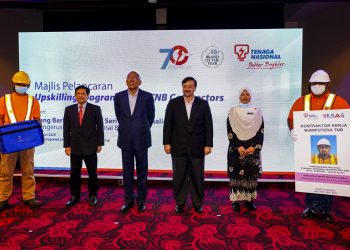 Mahdzir Khalid (tiga kiri) bersama Amir Mahmod Abdullah (dua kiri), Amir Hamzah Azizan (tiga kanan) dan Azrilah Abd Aziz (dua kanan) serta kontraktor Tenaga Nasional Berhad (TNB) pada majlis pelancaran  Program Peningkatan Kemahiran bagi Kontraktor TNB di Bangi, semalam. – Utusan/ AMIR KHALID