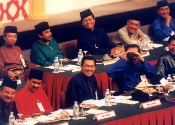 DR. Mahathir Mohamad (dua dari kanan) dengan aksi tersendiri menggunakan teropong pada Perhimpunan Agung UMNO 1994 di Pusat Dagangan Dunia Putra (PWTC), Kuala Lumpur. Aksi tersebut turut menarik perhatian (dari kiri) Najib Tun Razak, Muhyiddin Yassin dan Anwar Ibrahim.