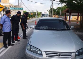 NOR Omar Sappi (tengah) dan Pegawai Daerah Manjung, Shamsul Ridzuan Idris (kanan) meninjau pergerakan kenderaan di SJR Sungai Wangi dekat Sitiawan hari ini. - FOTO/SHAMSUL KAMAL AMARUDIN