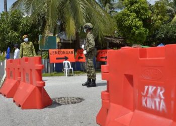 ANGGOTA tentera berkawal di Zon B dan C di Taman Meru 2C di Ipoh yang dikenakan PKPD mulai hari ini.  - FOTO/ZULFACHRI ZULKIFLI