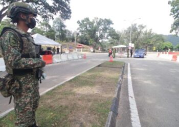 KAWALAN di salah satu pintu masuk utama ke bandar Muadzam Shah di Rompin, Pahang yang dilaksanakan PKPD.