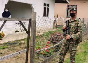 ANGGOTA tentera turut mengawal ketat kawasan PKPD di Pulau Beluru, Tumpat, Kelantan hari ini. - FOTO/ROSALWANI CHE SOH