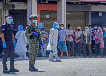 Barisan hadapan seperti anggota polis, tentera dan petugas kesihatan sewajarnya diberikan elaun khas berikutan pengorbanan mereka dalam membendung wabak Covid-19. – UTUSAN/AMIR KHALID