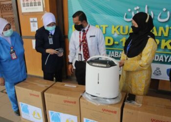 DR. ZURAIRIE melihat alat Oxygen Concentrators untuk kegunaan pesakit yang dirawat di PKRC Tanjung Chat, Kota Bharu, hari ini. - UTUSAN/ROHANA MOHD. NAWI