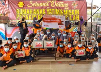 SEBANYAK 10 rumah anak yatim di seluruh negara menerima komputer riba baharu, kelengkapan tidur
dan keperluan harian di bawah Program Kongsi Rezeki.