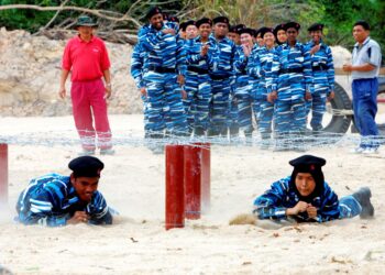 GAMBAR fail bertarikh 17 Februari 2004 menunjukkan pelatih PLKN 
menjalani latihan ketahanan fizikal di Kem Segari, Lumut, Perak.