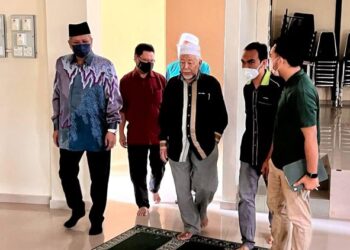 ANNUAR Musa (kiri) mengunjungi Hashim Jasin (tengah) di Kompleks Pas Kangar, Perlis hari ini.- UTUSAN/MOHD. HAFIZ ABD. MUTALIB