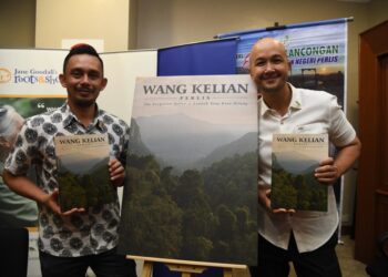 PETER Ong (kanan) dan Syamil Abd Rahman menunjukkan buku Wang Kelian: Lembah Yang Kian Hilang selepas sidang akhbar di Hotel Brasmana Kuala Perlis, Kangar, Perlis.- UTUSAN/IZLIZAN OTHMAN