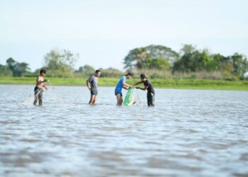 SEKUMPULAN penduduk mengambil peluang menjala ikan dengan berjalan sehingga ke tengah empangan selepas air menyusut berikutan cuaca panas di Kampung Sahabat, Tasik Timah Tasoh, Padang Besar, Perlis semalam.- UTUSAN/IZLIZAN OTHMAN