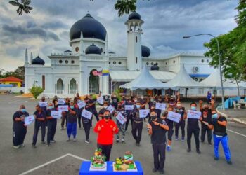 TUANKU SYED FAIZUDDIN PUTRA JAMALULLAIL (depan kiri) berkenan mengetuai sesi Kayuhan MAIPs Peduli ke-60 dan penutup bagi tahun 2021 yang bermula dan berakhir di pekarangan Masjid Alwi, Kangar.- UTUSAN