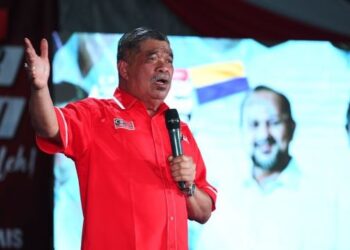 MOHAMAD Sabu ketika berucap pada Jelajah Mega Harapan peringkat Perlis di tapak market lama, Kangar, malam tadi. - FOTO/IZLIZAN OTHMAN