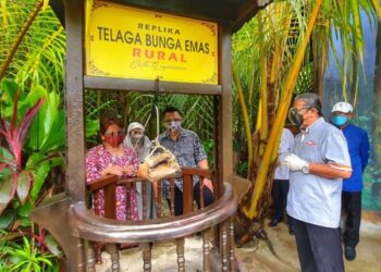 TUANKU SYED FAIZUDDIN PUTRA JAMALULLAIL (tiga dari kiri) merasmikan Telaga Puteri Bunga Emas sempena program seni bersama komuniti : Rural Art Experience Perlis 2020-2021 di Nipah Klasik, Kampung Bunga Emas, Simpang Empat, Arau, Perlis semalam.- UTUSAN