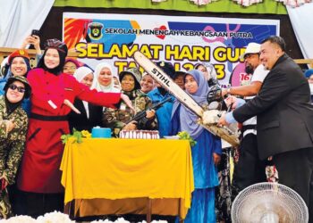 GURU-GURU SMK Putra menampilkan kelainan dalam memeriahkan sambutan Hari Guru apabila tampil dengan pakaian pelbagai bidang kerjaya di SMK Putra, Kangar, Perlis. - UTUSAN/ASYRAF MUHAMMAD