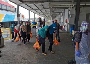 PELARIAN etnik Rohingya dari Kem Wawasan Negara Langkawi dipindahkan ke depot Imigresen sementara Sungai Bakap, Pulau Pinang dan depot Imigresen sementara Bidor, Perak di Terminal Feri Kuala Perlis, hari ini.- UTUSAN