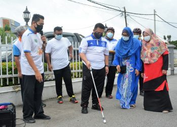 TUANKU Syed Faizuddin memegang tongkat putih sebagai simbolik menyempurnakan Hari Tongkat Putih Sedunia peringkat Majlis Agama Islam dan Adat Istiadat Melayu Perlis (MAIPs) di pekarangan Masjid Al-Mursyid, Pauh Guring, Arau, Perlis.- UTUSAN