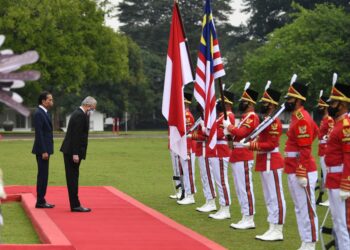 ISMAIL SABRI Yaakob menerima sambutan rasmi sempena lawatan ke Indonesia di Jakarta. Turut kelihatan Joko Widodo - PMO