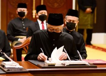 Datuk Seri Ismail Sabri Yaakob menandatangani Surat Cara Pelantikan sebagai Perdana Menteri Kesembilan dalam Istiadat Pengurniaan Surat Cara Pelantikan dan Mengangkat Sumpah Jawatan dan Setia serta Sumpah Simpan Rahsia sebagai Perdana Menteri Malaysia ke-9, di Istana Negara, Sabtu lalu. – IHSAN/JABATAN PENERANGAN MALAYSIA