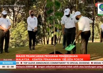 TANGKAP layar dari TV1 RTM memaparkan  Muhyiddin Yassin (kanan) menanam pokok pertama bagi Kempen Penanaman 100 Juta Pokok 2021-2025 di Seri Perdana, Putrajaya, hari ini.