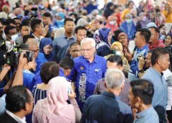 ISMAIL Sabri Yaakob disambut warga Felda  Sungai Siput, Perak dalam program ramah mesra bersama Keluarga Felda Lasah, semalam. - UTUSAN/MUHAMAD NAZREEN SYAH MUSTHAFA