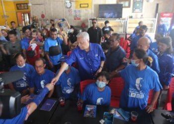 ISMAIL Sabri Yaakob (tengah) beramah mesra dengan penyokong BN pada Program Kenduri Rakyat Bersama Komuniti Bandar Kemayan di Bilik Gerakan Bandar Kemayan di Bera, Pahang. - FOTO/SHAIKH AHMAD RAZIF