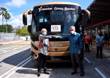 Ismail Sabri Yaakob dan rakan sejawatnya Lee Hsien Loong dari Singapura merasmikan pelaksanaan Laluan Perjalanan Vaksinasi (VTL) melalui udara dan sempadan darat antara kedua-dua negara di Woodlands Checkpoint, baru-baru ini. IHSAN/PMO