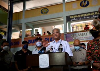 ISMAIL Sabri Yaakob dalam sidang akhbar mengenai arahan supaya menteri segera pulang dari percutian di luar negara selepas turun padang melawat mangsa banjir di PPS Sekolah Kebangsaan Bukit Piatu, Karak, Pahang, semalam. – IHSAN JPM