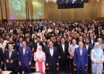 ANWAR Ibrahim bersama isteri, Datuk Seri Wan Azizah Wan Ismail dan Ketua Menteri Sabah, Datuk Seri Hajiji Noor merakamkan gambar kenangan bersama penjawat awam Sabah di Kota Kinabalu hari ini