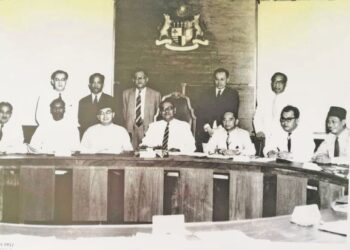 BARISAN Kabinet Persekutuan Tanah Melayu pada 1957. Tunku Abdul Rahman Putra Al- Haj (duduk, tengah) dilantik sebagai Perdana Menteri dengan dibantu timbalannya, Abdul Razak Hussein (duduk, dua dari kiri).