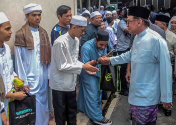 ANWAR Ibrahim beramah-mesra dengan  pelajar-pelajar pada majlis Sambutan Jubli Intan SMA Nahdhah Hasanah di Kampung Melele, Kodiang, Kedah, semalam. – MINGGUAN/SHAHIR NOORDIN