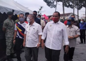 SAARANI Mohamad (kiri) melawat Taman Kerian Tambahan yang dikenakan PKPD di Parit Buntar hari ini. - UTUSAN/WAT KAMAL ABAS