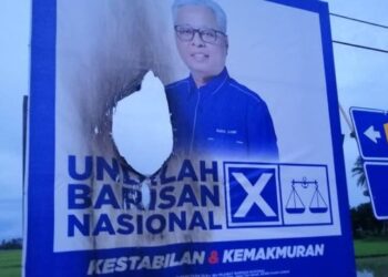 POSTER kempen BN yang memaparkan gambar Perdana Menteri rosak dipercayai akibat perbuatan khianat di Gunung Keriang, Kuala Kedah.