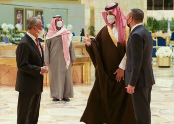 MUHYIDDIN YASSIN (kiri) dan Hishammudin Tun Hussein disambut Putera Mahkota Arab Saudi, Mohammed Salman di Riyadh, hari ini.