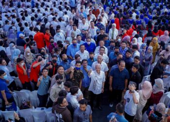 Datuk Seri Ismail Sabri Yaakob diiringi Menteri Pembangunan Luar Bandar, Datuk Seri Mahdzir Khalid melambai ke arah pelajar selepas program Aspirasi Kecemerlangan Keluarga Malaysia di Institut Jerman-Malaysia (GMI) di sini, hari ini. - UTUSAN/FARIZ RUSADIO