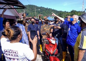 ISMAIL Sabri Yaakob (dua dari kanan) melihat penduduk menunjukkan paras air naik dan menenggelamkan banyak kawasan secara mendadak ketika melawat mangsa banjir di Taman Sri Nanding, Hulu Langat, Selangor. - UTUSAN/FARIZ RUSADIO 