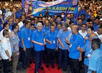 ISMAIL Sabri Yaakob beramah mesra bersama warga NUTP yang hadir selepas berucap pada Perhimpunan Khas bersama Warga Kesatuan Perkhidmatan Perguruan Kebangsaan Semenanjung Malaysia (NUTP) di Pusat Pameran dan Konvensyen Matrade. - UTUSAN/AMIR KHALID