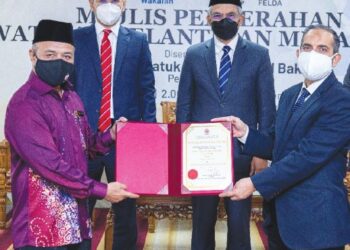 PRESIDEN dan Ketua Eksekutif Kumpulan PNB, Ahmad Zulqarnain Onn (kiri) dan Pengerusi MAIWP, Datuk Dr. Mohd. Daud Bakar menyaksikan majlis penyampaian watikah pelantikan AWSB sebagai Mutawalli di Kuala Lumpur, baru-baru ini. – GAMBAR/PNB