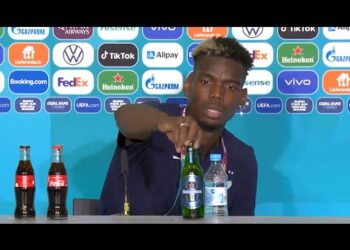 PAUL Pogba mengalihkan botol Heineken yang diletak di depannya dalam sidang akhbar.