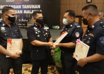 MAZLI Mazlan (dua dari kiri) berbual bersama anggota polis bantuan selepas menghadiri persidangan tahunan Persatuan Polis Bantuan Malaysia (MAPA) yang ke-32 di Georgetown, Pulau Pinang hari ini.