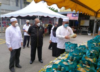 AHMAD Marzuk Shaary (kanan) melihat barangan keperluan makanan dalam Program Inspirasi Qaseh Kami : Food Bank Yapeim 3.0  di pekarangan stesen teksi di Kemaman, Terengganu,  hari ini. - UTUSAN/NIK NUR IZZATUL HAZWANI NIK ADNAN