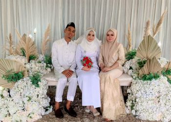 RATNA Emilia Ramlan (kanan) bergambar bersama pengantin yang mendapatkan khidmatnya sempena majlis perkahwinan yang dijalankan ketika PKPP.