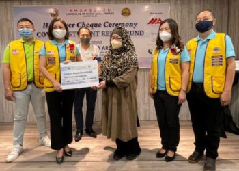 DR. NORLELA Ariffin menerima replika cek sumbangan Lions Club of Bayan Baru bagi membantu pelajar yang kehilangan ibu atau bapa akibat Covid-19 di Bukit Mertajam, Pulau Pinang, hari ini.