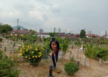 PIHAK pengurusan jenazah Masjid Al-Huda di Sungai Ara, Bayan Lepas, Pulau Pinang membersihkan kawasan perkuburan itu yang masih lengang meskipun orang ramai kini dibenarkan menziarahi kubur waris masing-masing.