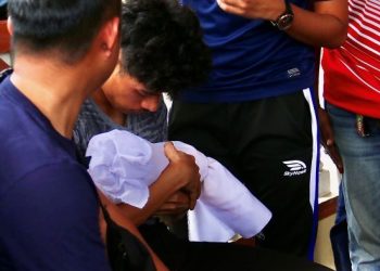 MUHAMMAD Syafiq Ahmad sedih ketika mendakap bayi lelakinya yang berusia 22 hari selepas selesai dimandi dan dikafankan di Hospital Sungai Bakap, Pulau Pinang. - UTUSAN/AMIR IRSYAD OMAR