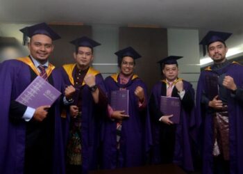 LIMA graduan sulung Sarjana Sains Kejuruteraan Keselamatan Kebakaran (dari kiri), Mohd. Hafeez Azwan Mohd. Azmi, Nik Mohd. Hafizullah Nik Zulkifli, Muhammad Ali Hydar Othman, Aaron Saw Seng Tatt dan Muhamad Fakhrul Reza Faizul, 29, dalam upacara konvokesyen ke-59 USM di Pulau Pinang, hari ini.