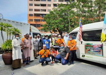 AMAR ARIZAL ALIAS (duduk, tengah) bergambar bersama peserta misi bantuan, penduduk setempat serta jemaah Masjdi Jamek Bagan Dalam sebelum berlepas ke Pahang di Butterworth, Pulau Pinang semalam.
-UTUSAN/ ISWAN SHAFIQ ISA