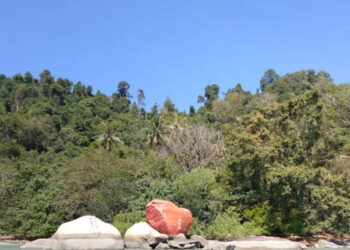 BATU Merah yang berbentuk seakan-akan hati yang terletak di persisiran pantai di belakang Pulau Jerejak, Pulau Pinang dianggap tuah bagi kaki pancing sepanjang musim PKP  kerana memperoleh hasil tangkapan yang lumayan.-UTUSAN/ NOOR HASLIZA NUSI